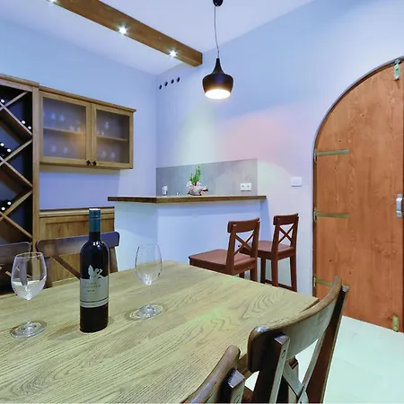 Gorgeous In Veliko Brdo * מאקרסקה